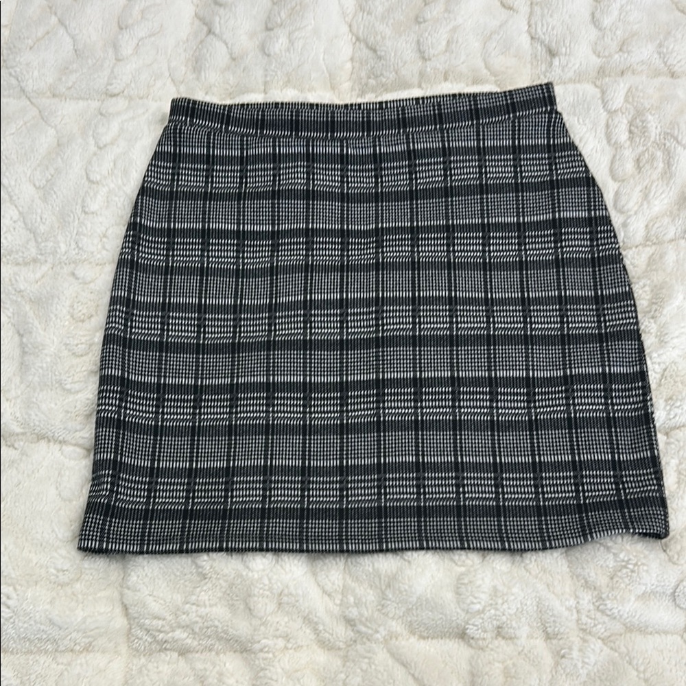 Chic Plaid Mini Skirt - Black and White